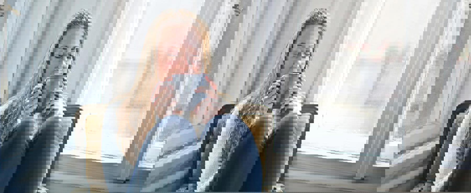 Lady Sitting Drinking Tea Olly 846080